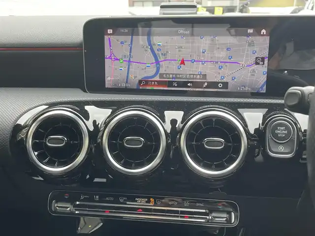 メルセデス・ベンツ Ａ２５０ 4MATIC AMGライン 愛知県 2020(令2)年 8.8万km デジタルホワイト 4WD/ナビゲーションパッケージ〈MOP〉/・コネクティッドナビ/・地デジTV/・トラフィックサインアシスト/・自動再発進機能/・アクティブステアリングアシスト/レーダーセーフティパッケージ〈MOP〉/・アクティブブレーキアシスト/・アクティブディスタンスアシストディストロニック/・PRE-SAFEプラス/・アクティブブラインドスポットアシスト/・アクティブレーンキープアシスト/10.25型ワイドディスプレイ／メルセデスミーコネクト/10.25型コクピットディスプレイ/黒合皮／スエード調コンビスポーツシート/前席パワーシート(運転席イージーエントリー)/前席シートヒーター/ディンプルナッパ革巻きフラットボトムステアリング/マルチビームLEDヘッドライト/アダプティブハイビームアシストプラス/純正18インチAMG5本スポークAW/パークトロニック/アクティブパーキングアシスト/リアクロストラフィックアラート/キーレスゴー