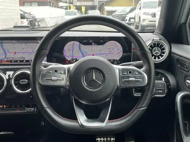 メルセデス・ベンツ Ａ２５０ 4MATIC AMGライン 愛知県 2020(令2)年 8.8万km デジタルホワイト 4WD/ナビゲーションパッケージ〈MOP〉/・コネクティッドナビ/・地デジTV/・トラフィックサインアシスト/・自動再発進機能/・アクティブステアリングアシスト/レーダーセーフティパッケージ〈MOP〉/・アクティブブレーキアシスト/・アクティブディスタンスアシストディストロニック/・PRE-SAFEプラス/・アクティブブラインドスポットアシスト/・アクティブレーンキープアシスト/10.25型ワイドディスプレイ／メルセデスミーコネクト/10.25型コクピットディスプレイ/黒合皮／スエード調コンビスポーツシート/前席パワーシート(運転席イージーエントリー)/前席シートヒーター/ディンプルナッパ革巻きフラットボトムステアリング/マルチビームLEDヘッドライト/アダプティブハイビームアシストプラス/純正18インチAMG5本スポークAW/パークトロニック/アクティブパーキングアシスト/リアクロストラフィックアラート/キーレスゴー