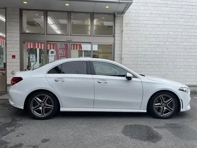 メルセデス・ベンツ Ａ２５０ 4MATIC AMGライン 愛知県 2020(令2)年 8.8万km デジタルホワイト 4WD/ナビゲーションパッケージ〈MOP〉/・コネクティッドナビ/・地デジTV/・トラフィックサインアシスト/・自動再発進機能/・アクティブステアリングアシスト/レーダーセーフティパッケージ〈MOP〉/・アクティブブレーキアシスト/・アクティブディスタンスアシストディストロニック/・PRE-SAFEプラス/・アクティブブラインドスポットアシスト/・アクティブレーンキープアシスト/10.25型ワイドディスプレイ／メルセデスミーコネクト/10.25型コクピットディスプレイ/黒合皮／スエード調コンビスポーツシート/前席パワーシート(運転席イージーエントリー)/前席シートヒーター/ディンプルナッパ革巻きフラットボトムステアリング/マルチビームLEDヘッドライト/アダプティブハイビームアシストプラス/純正18インチAMG5本スポークAW/パークトロニック/アクティブパーキングアシスト/リアクロストラフィックアラート/キーレスゴー