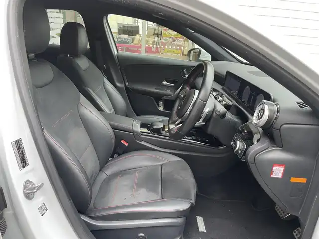 メルセデス・ベンツ Ａ２５０ 4MATIC AMGライン 愛知県 2020(令2)年 8.8万km デジタルホワイト 4WD/ナビゲーションパッケージ〈MOP〉/・コネクティッドナビ/・地デジTV/・トラフィックサインアシスト/・自動再発進機能/・アクティブステアリングアシスト/レーダーセーフティパッケージ〈MOP〉/・アクティブブレーキアシスト/・アクティブディスタンスアシストディストロニック/・PRE-SAFEプラス/・アクティブブラインドスポットアシスト/・アクティブレーンキープアシスト/10.25型ワイドディスプレイ／メルセデスミーコネクト/10.25型コクピットディスプレイ/黒合皮／スエード調コンビスポーツシート/前席パワーシート(運転席イージーエントリー)/前席シートヒーター/ディンプルナッパ革巻きフラットボトムステアリング/マルチビームLEDヘッドライト/アダプティブハイビームアシストプラス/純正18インチAMG5本スポークAW/パークトロニック/アクティブパーキングアシスト/リアクロストラフィックアラート/キーレスゴー