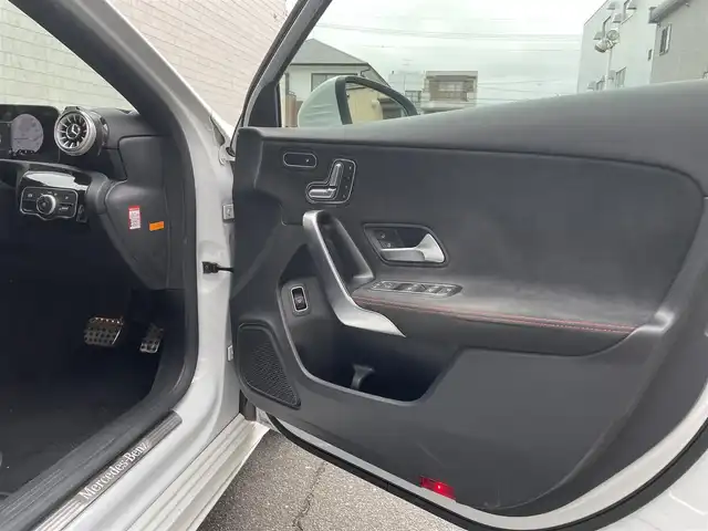 メルセデス・ベンツ Ａ２５０ 4MATIC AMGライン 愛知県 2020(令2)年 8.8万km デジタルホワイト 4WD/ナビゲーションパッケージ〈MOP〉/・コネクティッドナビ/・地デジTV/・トラフィックサインアシスト/・自動再発進機能/・アクティブステアリングアシスト/レーダーセーフティパッケージ〈MOP〉/・アクティブブレーキアシスト/・アクティブディスタンスアシストディストロニック/・PRE-SAFEプラス/・アクティブブラインドスポットアシスト/・アクティブレーンキープアシスト/10.25型ワイドディスプレイ／メルセデスミーコネクト/10.25型コクピットディスプレイ/黒合皮／スエード調コンビスポーツシート/前席パワーシート(運転席イージーエントリー)/前席シートヒーター/ディンプルナッパ革巻きフラットボトムステアリング/マルチビームLEDヘッドライト/アダプティブハイビームアシストプラス/純正18インチAMG5本スポークAW/パークトロニック/アクティブパーキングアシスト/リアクロストラフィックアラート/キーレスゴー