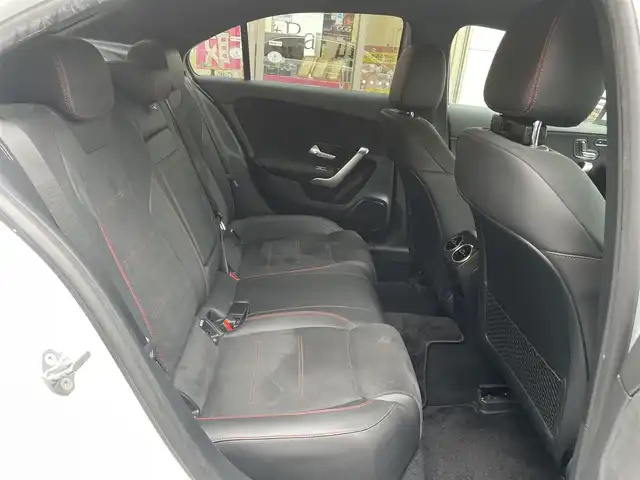 メルセデス・ベンツ Ａ２５０ 4MATIC AMGライン 愛知県 2020(令2)年 8.8万km デジタルホワイト 4WD/ナビゲーションパッケージ〈MOP〉/・コネクティッドナビ/・地デジTV/・トラフィックサインアシスト/・自動再発進機能/・アクティブステアリングアシスト/レーダーセーフティパッケージ〈MOP〉/・アクティブブレーキアシスト/・アクティブディスタンスアシストディストロニック/・PRE-SAFEプラス/・アクティブブラインドスポットアシスト/・アクティブレーンキープアシスト/10.25型ワイドディスプレイ／メルセデスミーコネクト/10.25型コクピットディスプレイ/黒合皮／スエード調コンビスポーツシート/前席パワーシート(運転席イージーエントリー)/前席シートヒーター/ディンプルナッパ革巻きフラットボトムステアリング/マルチビームLEDヘッドライト/アダプティブハイビームアシストプラス/純正18インチAMG5本スポークAW/パークトロニック/アクティブパーキングアシスト/リアクロストラフィックアラート/キーレスゴー