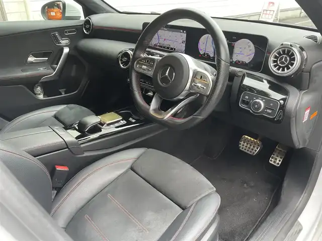 メルセデス・ベンツ Ａ２５０ 4MATIC AMGライン 愛知県 2020(令2)年 8.8万km デジタルホワイト 4WD/ナビゲーションパッケージ〈MOP〉/・コネクティッドナビ/・地デジTV/・トラフィックサインアシスト/・自動再発進機能/・アクティブステアリングアシスト/レーダーセーフティパッケージ〈MOP〉/・アクティブブレーキアシスト/・アクティブディスタンスアシストディストロニック/・PRE-SAFEプラス/・アクティブブラインドスポットアシスト/・アクティブレーンキープアシスト/10.25型ワイドディスプレイ／メルセデスミーコネクト/10.25型コクピットディスプレイ/黒合皮／スエード調コンビスポーツシート/前席パワーシート(運転席イージーエントリー)/前席シートヒーター/ディンプルナッパ革巻きフラットボトムステアリング/マルチビームLEDヘッドライト/アダプティブハイビームアシストプラス/純正18インチAMG5本スポークAW/パークトロニック/アクティブパーキングアシスト/リアクロストラフィックアラート/キーレスゴー
