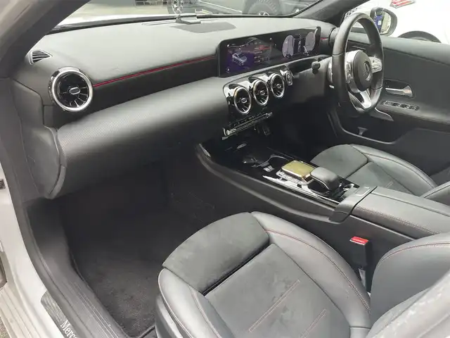メルセデス・ベンツ Ａ２５０ 4MATIC AMGライン 愛知県 2020(令2)年 8.8万km デジタルホワイト 4WD/ナビゲーションパッケージ〈MOP〉/・コネクティッドナビ/・地デジTV/・トラフィックサインアシスト/・自動再発進機能/・アクティブステアリングアシスト/レーダーセーフティパッケージ〈MOP〉/・アクティブブレーキアシスト/・アクティブディスタンスアシストディストロニック/・PRE-SAFEプラス/・アクティブブラインドスポットアシスト/・アクティブレーンキープアシスト/10.25型ワイドディスプレイ／メルセデスミーコネクト/10.25型コクピットディスプレイ/黒合皮／スエード調コンビスポーツシート/前席パワーシート(運転席イージーエントリー)/前席シートヒーター/ディンプルナッパ革巻きフラットボトムステアリング/マルチビームLEDヘッドライト/アダプティブハイビームアシストプラス/純正18インチAMG5本スポークAW/パークトロニック/アクティブパーキングアシスト/リアクロストラフィックアラート/キーレスゴー