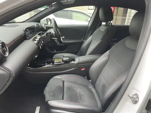 メルセデス・ベンツ Ａ２５０ 4MATIC AMGライン 愛知県 2020(令2)年 8.8万km デジタルホワイト 4WD/ナビゲーションパッケージ〈MOP〉/・コネクティッドナビ/・地デジTV/・トラフィックサインアシスト/・自動再発進機能/・アクティブステアリングアシスト/レーダーセーフティパッケージ〈MOP〉/・アクティブブレーキアシスト/・アクティブディスタンスアシストディストロニック/・PRE-SAFEプラス/・アクティブブラインドスポットアシスト/・アクティブレーンキープアシスト/10.25型ワイドディスプレイ／メルセデスミーコネクト/10.25型コクピットディスプレイ/黒合皮／スエード調コンビスポーツシート/前席パワーシート(運転席イージーエントリー)/前席シートヒーター/ディンプルナッパ革巻きフラットボトムステアリング/マルチビームLEDヘッドライト/アダプティブハイビームアシストプラス/純正18インチAMG5本スポークAW/パークトロニック/アクティブパーキングアシスト/リアクロストラフィックアラート/キーレスゴー
