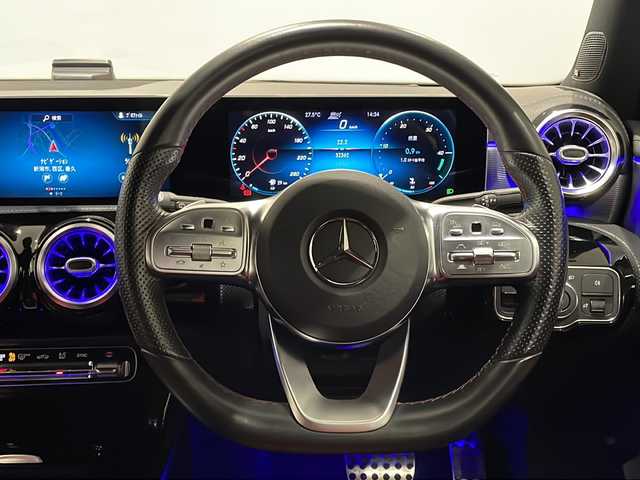 メルセデス・ベンツ Ａ１８０ スタイル AMGライン 新潟県 2019(平31)年 3.3万km コスモスブラック レーダーセーフティパッケージ/・アクティブディスタンスアシスト・ディストロニック/・アクティブブレーキアシスト/・アクティブステアリングアシスト/AMGレザーエクスクルーシブパッケージ/・アンビエントライト（64色）/・アルミニウムインテリアトリム/アドバンスドパッケージ/・360°カメラシステム/・ヘッドアップディスプレイ/・アドバンスドサラウンドシステム/サンルーフ/ESP/ワイヤレスチャージング/Bluetooth/TV/AM/FM/ドライブレコーダー/メモリー付フルパワーシート/シートヒーター/クルーズコントロール＆可変スピードリミッター/ETC2.0