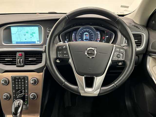 ボルボ Ｖ４０ クロスカントリー D4 モメンタム 岡山県 2016(平28)年 3.9万km ロウカッパーM 純正ナビ/Bluetooth/USB/AM/FM/フルセグTV/クロストラフィックアラート/ロードサイドインフォメーション/アクティブハイビーム/リアビューカメラ/SENSUSCONECT/ACC/BLIS/LCMA/LKA/DAC/クロストラフィックアラート/ロードサイドインフォメーション/アクティブハイビーム/リアビューカメラ/ESC/SIPS/WHIPS/ETC
