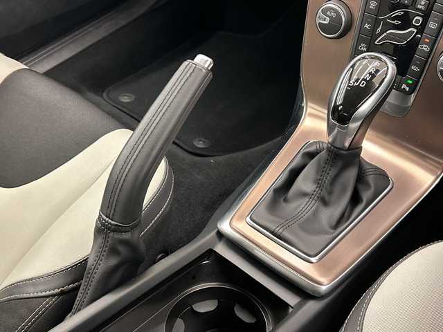 ボルボ Ｖ４０ クロスカントリー D4 モメンタム 岡山県 2016(平28)年 3.9万km ロウカッパーM 純正ナビ/Bluetooth/USB/AM/FM/フルセグTV/クロストラフィックアラート/ロードサイドインフォメーション/アクティブハイビーム/リアビューカメラ/SENSUSCONECT/ACC/BLIS/LCMA/LKA/DAC/クロストラフィックアラート/ロードサイドインフォメーション/アクティブハイビーム/リアビューカメラ/ESC/SIPS/WHIPS/ETC