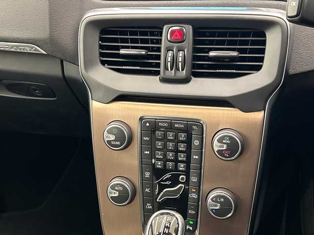 ボルボ Ｖ４０ クロスカントリー D4 モメンタム 岡山県 2016(平28)年 3.9万km ロウカッパーM 純正ナビ/Bluetooth/USB/AM/FM/フルセグTV/クロストラフィックアラート/ロードサイドインフォメーション/アクティブハイビーム/リアビューカメラ/SENSUSCONECT/ACC/BLIS/LCMA/LKA/DAC/クロストラフィックアラート/ロードサイドインフォメーション/アクティブハイビーム/リアビューカメラ/ESC/SIPS/WHIPS/ETC