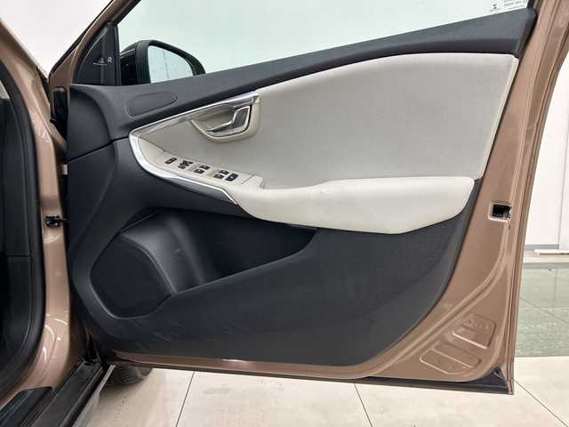 ボルボ Ｖ４０ クロスカントリー D4 モメンタム 岡山県 2016(平28)年 3.9万km ロウカッパーM 純正ナビ/Bluetooth/USB/AM/FM/フルセグTV/クロストラフィックアラート/ロードサイドインフォメーション/アクティブハイビーム/リアビューカメラ/SENSUSCONECT/ACC/BLIS/LCMA/LKA/DAC/クロストラフィックアラート/ロードサイドインフォメーション/アクティブハイビーム/リアビューカメラ/ESC/SIPS/WHIPS/ETC