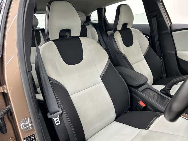 ボルボ Ｖ４０ クロスカントリー D4 モメンタム 岡山県 2016(平28)年 3.9万km ロウカッパーM 純正ナビ/Bluetooth/USB/AM/FM/フルセグTV/クロストラフィックアラート/ロードサイドインフォメーション/アクティブハイビーム/リアビューカメラ/SENSUSCONECT/ACC/BLIS/LCMA/LKA/DAC/クロストラフィックアラート/ロードサイドインフォメーション/アクティブハイビーム/リアビューカメラ/ESC/SIPS/WHIPS/ETC