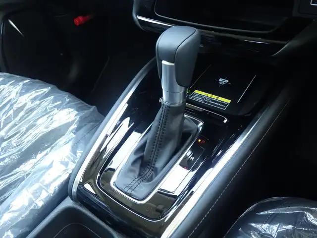 ホンダ ヴェゼル ハイブリッド e:HEV Z 千葉県 2025(令7)年 0.1万km未満 クリスタルブラックパール e:HEV Z　3VC4AZ　Honda CONNECTディスプレー+ETC2.0車載器+ワイヤレス充電器(220/000)/ホンダセンシング/・衝突軽減ブレーキ（CMBS）/・車線維持支援システム（LKAS）/・アダプティブクルーズコントロール（ACC）/・誤発進抑制機能/・後方誤発進抑制機能/・ブラインドスポットインフォメーション/パワーバックドア/ハーフレザーシート/前席シートヒーター/純正コネクトナビ/地デジTV/【Bluetooth接続】/【Apple CarPlay　Android Auto対応】/バックカメラ/革巻きステアリング/ステアリングスイッチ/ETC（2.0）/LEDヘッドライト/フォグライト/ウインカーミラー/コーナーセンサー/純正18インチアルミホイル/サイド/カーテンエアバッグ/Honda スマートキー