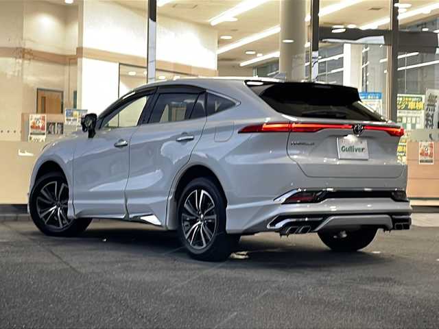 トヨタ ハリアー G 福島県 2023(令5)年 2.7万km プラチナホワイトパールマイカ 登録時走行距離：26928km/純正ナビ/（AM/FM/BT/フルセグTV/MiraCast）/バックカメラ/トヨタセーフティセンス/ ・LTA（レーントレーシングアシスト）/ ・PCS（プリクラッシュセーフティ）/ ・クリアランスソナー/ ・BSM（ブラインドスポットモニター）/ ・RCTA（リヤクロストラフィックアラート）/ ・PKSB（パーキングサポートブレーキ）/ ・RSA（ロードサインアシスト）/ビルトインETC/置くだけ充電/パワーアウトレット/プッシュスタート/電子インナーミラー（前後ドラレコ付）/ステアリングスイッチ/クルーズコントロール/パワーバックドア/ハーフレザー/パワーシート/ (D席）/ワイパーデアイサー/モデリスタフルエアロ/ビルトインETC2.0/パワーシート（運転席）/タイプC充電端子（前席2個/後席2個）/BSM/純正フロアマット/電動格納ミラー/ウィンカーミラー/ドアバイザー/純正18インチAW/純正LEDヘッドライト/フォグランプ/オートライト/オートマチックハイビーム/スマートキー/スペアキー×１/保証書/取扱説明書