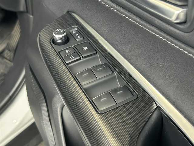 トヨタ ハリアー G 福島県 2023(令5)年 2.7万km プラチナホワイトパールマイカ 登録時走行距離：26928km/純正ナビ/（AM/FM/BT/フルセグTV/MiraCast）/バックカメラ/トヨタセーフティセンス/ ・LTA（レーントレーシングアシスト）/ ・PCS（プリクラッシュセーフティ）/ ・クリアランスソナー/ ・BSM（ブラインドスポットモニター）/ ・RCTA（リヤクロストラフィックアラート）/ ・PKSB（パーキングサポートブレーキ）/ ・RSA（ロードサインアシスト）/ビルトインETC/置くだけ充電/パワーアウトレット/プッシュスタート/電子インナーミラー（前後ドラレコ付）/ステアリングスイッチ/クルーズコントロール/パワーバックドア/ハーフレザー/パワーシート/ (D席）/ワイパーデアイサー/モデリスタフルエアロ/ビルトインETC2.0/パワーシート（運転席）/タイプC充電端子（前席2個/後席2個）/BSM/純正フロアマット/電動格納ミラー/ウィンカーミラー/ドアバイザー/純正18インチAW/純正LEDヘッドライト/フォグランプ/オートライト/オートマチックハイビーム/スマートキー/スペアキー×１/保証書/取扱説明書