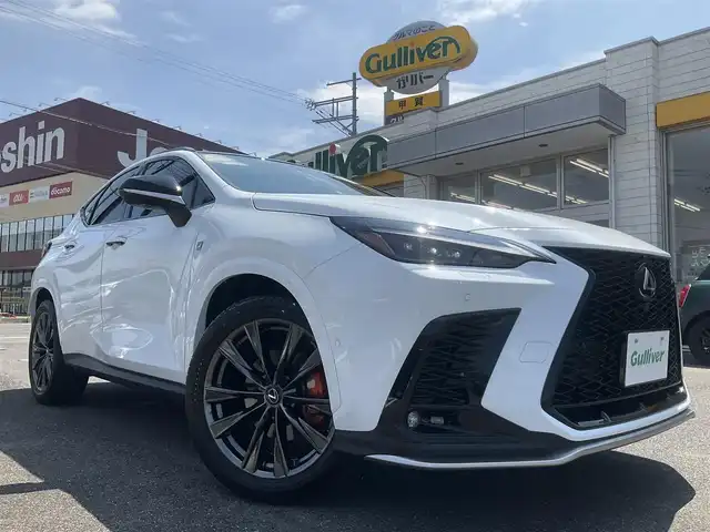 レクサス ＮＸ 350h Fスポーツ 滋賀県 2023(令5)年 0.6万km ホワイトノーヴァガラスフレーク ワンオーナー4WD/車検8年11月まで/セーフティシステムプラス/ブラインドスポットモニター/パノラマルーフ（チルド&アウタースライド式）/ルーフレール/オレンジブレーキキャリパー/デジタルインナーミラー/置くだけ充電/純正前後ドライブレコーダー/3眼フルLEDヘッドライト/LEDフォグランプ/14インチディスプレイオーディオ/Bluetooth、フルセグテレビ、Miracast/パノラミックビューモニター/ビルトインETC2.0/ハンズフリーパワーバックドア/前席シートヒーター、ベンチレーション/前席パワーシート、ステアリングヒーター/ドライブモードセレクト/純正20インチアルミホイール/カードキー、スペアキー有り/取扱説明書、保証書
