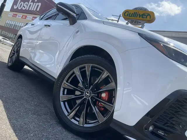 レクサス ＮＸ 350h Fスポーツ 滋賀県 2023(令5)年 0.6万km ホワイトノーヴァガラスフレーク ワンオーナー4WD/車検8年11月まで/セーフティシステムプラス/ブラインドスポットモニター/パノラマルーフ（チルド&アウタースライド式）/ルーフレール/オレンジブレーキキャリパー/デジタルインナーミラー/置くだけ充電/純正前後ドライブレコーダー/3眼フルLEDヘッドライト/LEDフォグランプ/14インチディスプレイオーディオ/Bluetooth、フルセグテレビ、Miracast/パノラミックビューモニター/ビルトインETC2.0/ハンズフリーパワーバックドア/前席シートヒーター、ベンチレーション/前席パワーシート、ステアリングヒーター/ドライブモードセレクト/純正20インチアルミホイール/カードキー、スペアキー有り/取扱説明書、保証書