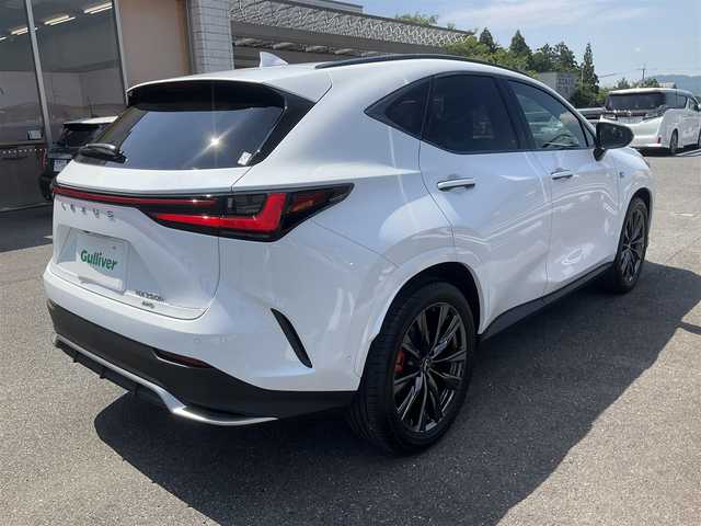 レクサス ＮＸ 350h Fスポーツ 滋賀県 2023(令5)年 0.6万km ホワイトノーヴァガラスフレーク ワンオーナー4WD/車検8年11月まで/セーフティシステムプラス/ブラインドスポットモニター/パノラマルーフ（チルド&アウタースライド式）/ルーフレール/オレンジブレーキキャリパー/デジタルインナーミラー/置くだけ充電/純正前後ドライブレコーダー/3眼フルLEDヘッドライト/LEDフォグランプ/14インチディスプレイオーディオ/Bluetooth、フルセグテレビ、Miracast/パノラミックビューモニター/ビルトインETC2.0/ハンズフリーパワーバックドア/前席シートヒーター、ベンチレーション/前席パワーシート、ステアリングヒーター/ドライブモードセレクト/純正20インチアルミホイール/カードキー、スペアキー有り/取扱説明書、保証書