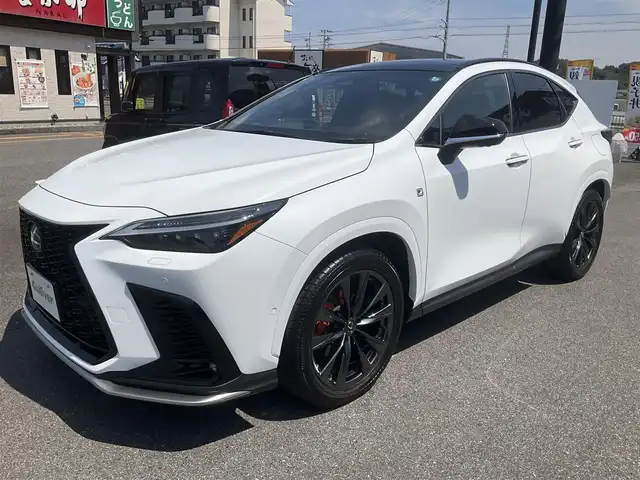 レクサス ＮＸ 350h Fスポーツ 滋賀県 2023(令5)年 0.6万km ホワイトノーヴァガラスフレーク ワンオーナー4WD/車検8年11月まで/セーフティシステムプラス/ブラインドスポットモニター/パノラマルーフ（チルド&アウタースライド式）/ルーフレール/オレンジブレーキキャリパー/デジタルインナーミラー/置くだけ充電/純正前後ドライブレコーダー/3眼フルLEDヘッドライト/LEDフォグランプ/14インチディスプレイオーディオ/Bluetooth、フルセグテレビ、Miracast/パノラミックビューモニター/ビルトインETC2.0/ハンズフリーパワーバックドア/前席シートヒーター、ベンチレーション/前席パワーシート、ステアリングヒーター/ドライブモードセレクト/純正20インチアルミホイール/カードキー、スペアキー有り/取扱説明書、保証書