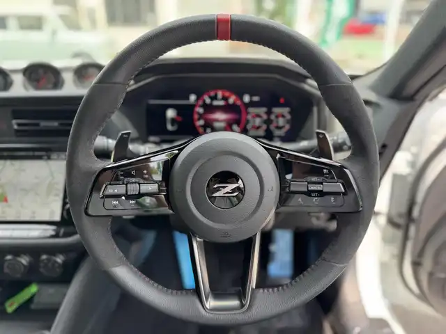 日産 フェアレディ Ｚ ニスモ 三重県 2025(令7)年 0.1万km パールⅡ 先進運転支援技術/・インテリジェントクルーズコントロール/・前方衝突予測警報/・インテリジェントエマージェンシーブレーキ/・踏み間違い衝突防止アシスト/・車線逸脱警報/・後側方車両検知警報/・後退時車両検知警報/NissanConnectナビゲーションシステム/・メモリーナビ/・9インチワイドディスプレイ/・地デジTV/・Bluetooth/・ハンズフリーフォン/・ボイスコマンド/・USB端子/・AppleCarPlay/AndroidAuto/・AmazonAlexa/BOSEサウンドシステム(8スピーカー)/バックモニター/クリアランスソナー/ブラック/レッドツートーンRECARO製革/アルカンターラコンビスポーツシート/レッドセンターマーク付レッドステッチ入アルカンターラ巻きコンビステアリングホイール/・ステアリングスイッチ/・パドルシフト/3連サブメーター/ビルトインETC2.0/純正19インチRAYS製9本スポークブラック塗装鍛造アルミホイール/レッドブレーキキャリパー/専用サスペンション/LEDヘッドランプ/・オートライト/LEDフロントフォグランプ/プッシュエンジンスタート/インテリジェントキー×2/新車時保証書/取扱説明書