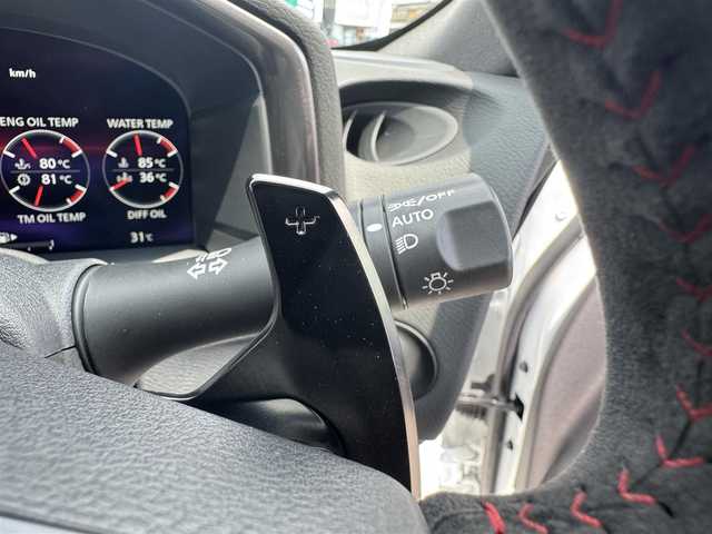 日産 フェアレディ Ｚ ニスモ 三重県 2025(令7)年 0.1万km パールⅡ 先進運転支援技術/・インテリジェントクルーズコントロール/・前方衝突予測警報/・インテリジェントエマージェンシーブレーキ/・踏み間違い衝突防止アシスト/・車線逸脱警報/・後側方車両検知警報/・後退時車両検知警報/NissanConnectナビゲーションシステム/・メモリーナビ/・9インチワイドディスプレイ/・地デジTV/・Bluetooth/・ハンズフリーフォン/・ボイスコマンド/・USB端子/・AppleCarPlay/AndroidAuto/・AmazonAlexa/BOSEサウンドシステム(8スピーカー)/バックモニター/クリアランスソナー/ブラック/レッドツートーンRECARO製革/アルカンターラコンビスポーツシート/レッドセンターマーク付レッドステッチ入アルカンターラ巻きコンビステアリングホイール/・ステアリングスイッチ/・パドルシフト/3連サブメーター/ビルトインETC2.0/純正19インチRAYS製9本スポークブラック塗装鍛造アルミホイール/レッドブレーキキャリパー/専用サスペンション/LEDヘッドランプ/・オートライト/LEDフロントフォグランプ/プッシュエンジンスタート/インテリジェントキー×2/新車時保証書/取扱説明書