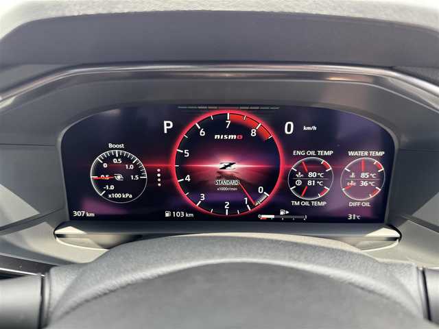 日産 フェアレディ Ｚ ニスモ 三重県 2025(令7)年 0.1万km パールⅡ 先進運転支援技術/・インテリジェントクルーズコントロール/・前方衝突予測警報/・インテリジェントエマージェンシーブレーキ/・踏み間違い衝突防止アシスト/・車線逸脱警報/・後側方車両検知警報/・後退時車両検知警報/NissanConnectナビゲーションシステム/・メモリーナビ/・9インチワイドディスプレイ/・地デジTV/・Bluetooth/・ハンズフリーフォン/・ボイスコマンド/・USB端子/・AppleCarPlay/AndroidAuto/・AmazonAlexa/BOSEサウンドシステム(8スピーカー)/バックモニター/クリアランスソナー/ブラック/レッドツートーンRECARO製革/アルカンターラコンビスポーツシート/レッドセンターマーク付レッドステッチ入アルカンターラ巻きコンビステアリングホイール/・ステアリングスイッチ/・パドルシフト/3連サブメーター/ビルトインETC2.0/純正19インチRAYS製9本スポークブラック塗装鍛造アルミホイール/レッドブレーキキャリパー/専用サスペンション/LEDヘッドランプ/・オートライト/LEDフロントフォグランプ/プッシュエンジンスタート/インテリジェントキー×2/新車時保証書/取扱説明書