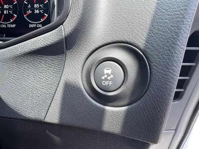 日産 フェアレディ Ｚ ニスモ 三重県 2025(令7)年 0.1万km パールⅡ 先進運転支援技術/・インテリジェントクルーズコントロール/・前方衝突予測警報/・インテリジェントエマージェンシーブレーキ/・踏み間違い衝突防止アシスト/・車線逸脱警報/・後側方車両検知警報/・後退時車両検知警報/NissanConnectナビゲーションシステム/・メモリーナビ/・9インチワイドディスプレイ/・地デジTV/・Bluetooth/・ハンズフリーフォン/・ボイスコマンド/・USB端子/・AppleCarPlay/AndroidAuto/・AmazonAlexa/BOSEサウンドシステム(8スピーカー)/バックモニター/クリアランスソナー/ブラック/レッドツートーンRECARO製革/アルカンターラコンビスポーツシート/レッドセンターマーク付レッドステッチ入アルカンターラ巻きコンビステアリングホイール/・ステアリングスイッチ/・パドルシフト/3連サブメーター/ビルトインETC2.0/純正19インチRAYS製9本スポークブラック塗装鍛造アルミホイール/レッドブレーキキャリパー/専用サスペンション/LEDヘッドランプ/・オートライト/LEDフロントフォグランプ/プッシュエンジンスタート/インテリジェントキー×2/新車時保証書/取扱説明書