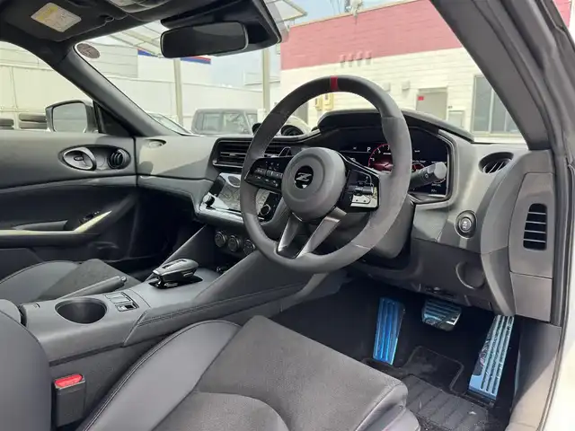 日産 フェアレディ Ｚ ニスモ 三重県 2025(令7)年 0.1万km パールⅡ 先進運転支援技術/・インテリジェントクルーズコントロール/・前方衝突予測警報/・インテリジェントエマージェンシーブレーキ/・踏み間違い衝突防止アシスト/・車線逸脱警報/・後側方車両検知警報/・後退時車両検知警報/NissanConnectナビゲーションシステム/・メモリーナビ/・9インチワイドディスプレイ/・地デジTV/・Bluetooth/・ハンズフリーフォン/・ボイスコマンド/・USB端子/・AppleCarPlay/AndroidAuto/・AmazonAlexa/BOSEサウンドシステム(8スピーカー)/バックモニター/クリアランスソナー/ブラック/レッドツートーンRECARO製革/アルカンターラコンビスポーツシート/レッドセンターマーク付レッドステッチ入アルカンターラ巻きコンビステアリングホイール/・ステアリングスイッチ/・パドルシフト/3連サブメーター/ビルトインETC2.0/純正19インチRAYS製9本スポークブラック塗装鍛造アルミホイール/レッドブレーキキャリパー/専用サスペンション/LEDヘッドランプ/・オートライト/LEDフロントフォグランプ/プッシュエンジンスタート/インテリジェントキー×2/新車時保証書/取扱説明書