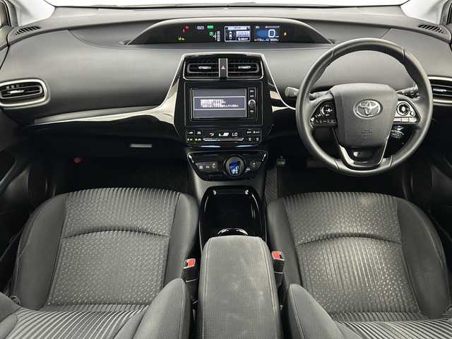 トヨタ プリウス Sセーフティプラス ツートーン 宮城県 2018(平30)年 3.9万km アティチュードブラックマイカ/ホワイトパールクリスタルシャイン Toyota Safety Sense /・プリクラッシュセーフティ/・レーンディパーチャーアラート/・オートマチックハイビーム/・レーダークルーズコントロール/インテリジェントパーキングアシスト/純正7型SDナビ（地図SD無）/・BT.CD.DVD.SD/バックカメラ/フルセグTV/ビルトインETC/純正ドライブレコーダー（F）/プッシュスタート/スマートキー/ステアリングスイッチ/LEDヘッドライト/LEDフォグライト/純正17インチAW/社外フロアマット/純正ドアバイザー/トノカバー