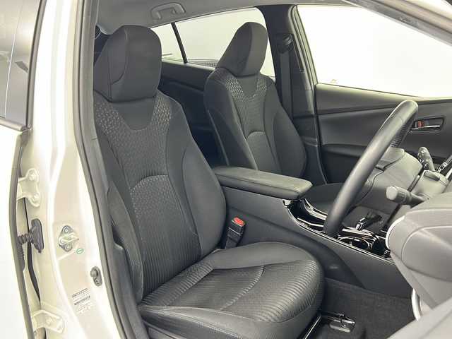 トヨタ プリウス Sセーフティプラス ツートーン 宮城県 2018(平30)年 3.9万km アティチュードブラックマイカ/ホワイトパールクリスタルシャイン Toyota Safety Sense /・プリクラッシュセーフティ/・レーンディパーチャーアラート/・オートマチックハイビーム/・レーダークルーズコントロール/インテリジェントパーキングアシスト/純正7型SDナビ（地図SD無）/・BT.CD.DVD.SD/バックカメラ/フルセグTV/ビルトインETC/純正ドライブレコーダー（F）/プッシュスタート/スマートキー/ステアリングスイッチ/LEDヘッドライト/LEDフォグライト/純正17インチAW/社外フロアマット/純正ドアバイザー/トノカバー