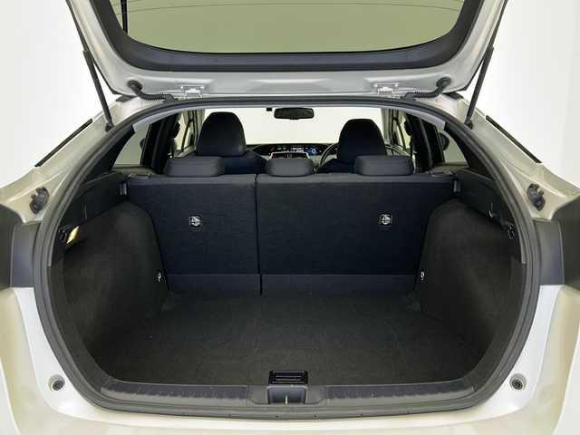 トヨタ プリウス Sセーフティプラス ツートーン 宮城県 2018(平30)年 3.9万km アティチュードブラックマイカ/ホワイトパールクリスタルシャイン Toyota Safety Sense /・プリクラッシュセーフティ/・レーンディパーチャーアラート/・オートマチックハイビーム/・レーダークルーズコントロール/インテリジェントパーキングアシスト/純正7型SDナビ（地図SD無）/・BT.CD.DVD.SD/バックカメラ/フルセグTV/ビルトインETC/純正ドライブレコーダー（F）/プッシュスタート/スマートキー/ステアリングスイッチ/LEDヘッドライト/LEDフォグライト/純正17インチAW/社外フロアマット/純正ドアバイザー/トノカバー