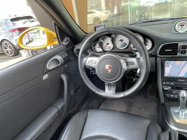 ポルシェ ９１１ カレラ4 S 鹿児島県 2011(平23)年 2.9万km 黄 禁煙車/左ハンドル/4WD/スポーツクロノパッケージ/スポーツデザインステアリング/純正ナビ/バックカメラ/BOSEサウンド/ブラックレザースポーツ/シートヒーター/カーボンスカッフプレート/PSM/取扱説明書/保証書/スペアキー