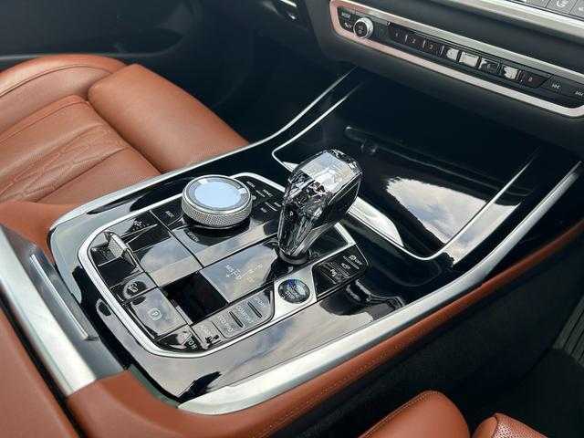 ＢＭＷ ＢＭＷ Ｘ７ 埼玉県 2021(令3)年 4.4万km パール ワンオーナー/茶革シート/純正HDDナビ/（Bluetooth/USB/CD/DVD/USB/フルセグ）/パノラマガラスサンルーフ/ウェルネスＰＫＧ/ヘッドアップディスプレイ/ｈａｒｍａｎ／ｋａｒｄｏｎ/リアエンターテインメント/全周囲カメラ/純正ＥＴＣ