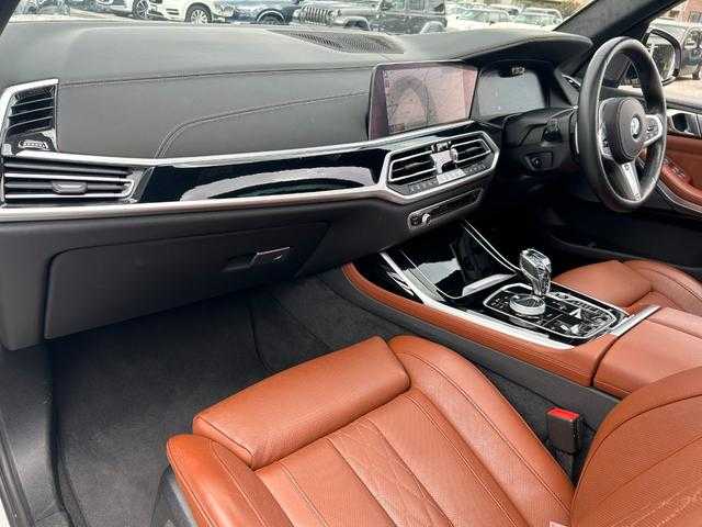 ＢＭＷ ＢＭＷ Ｘ７ 埼玉県 2021(令3)年 4.4万km パール ワンオーナー/茶革シート/純正HDDナビ/（Bluetooth/USB/CD/DVD/USB/フルセグ）/パノラマガラスサンルーフ/ウェルネスＰＫＧ/ヘッドアップディスプレイ/ｈａｒｍａｎ／ｋａｒｄｏｎ/リアエンターテインメント/全周囲カメラ/純正ＥＴＣ