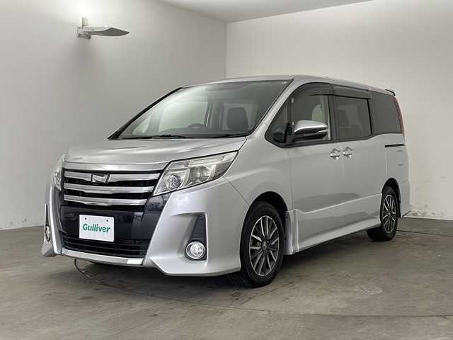 トヨタ ノア Si 兵庫県 2014(平26)年 5.8万km シルバーM ・純正9型ナビ＆TV＆BT＆DVD＆SD/・純正11型フリップダウンモニター/・パワースライドドア/・ビルトインETC/・純正ドライブレコーダー/・バックカメラ/・アイドリングストップ/・スマートキー/・プッシュスタート/・スペアキー/・革巻きステアリング/・アイドリングストップ/・LEDヘッドライト/・オートライト/・フロアマット/・純正16インチアルミホイール/・横滑り防止装置/・ステアリングリモコン