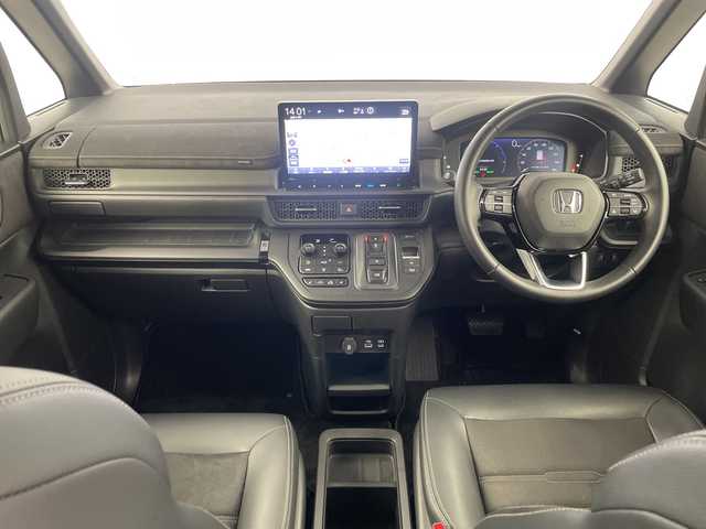 ホンダ ステップワゴン スパーダ eHEV プレミアムライン 埼玉県 2024(令6)年 1.7万km クリスタルブラックパール 純正11．4型SDナビ/（BT/DVD/CD/AM/FM/フルセグTV）/後席モニター/両側パワースライドドア/BSM/前後ドライブレコーダー/ホンダセンシング/・衝突軽減ブレーキ/・誤発進抑制機能/・車線維持支援システム/・アダプティブクルーズコントロール/ハーフレザーシート/シートヒーター/ビルトインETC/前列USB端子/純正アルミホイール