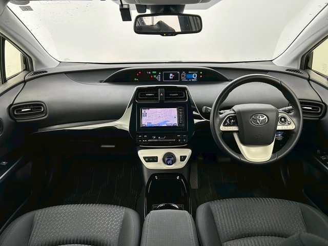 トヨタ プリウス S 福井県 2018(平30)年 6.7万km アティチュードブラックマイカ 純正ナビ　/Bluetooth/フルセグTV/Clazzio黒革調シートカバー/前方ドライブレコーダー/トヨタセーフティセンス　/アダプティブクルーズコントロール　/バックカメラ　/ビルトインETC /オートライト　/前後コーナーセンサー/純正フロアマット/純正フォグ/禁煙車