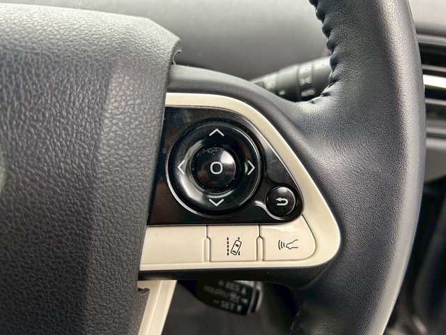 トヨタ プリウス S 福井県 2018(平30)年 6.7万km アティチュードブラックマイカ 純正ナビ　/Bluetooth/フルセグTV/Clazzio黒革調シートカバー/前方ドライブレコーダー/トヨタセーフティセンス　/アダプティブクルーズコントロール　/バックカメラ　/ビルトインETC /オートライト　/前後コーナーセンサー/純正フロアマット/純正フォグ/禁煙車