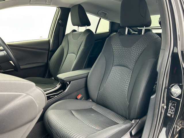 トヨタ プリウス S 福井県 2018(平30)年 6.7万km アティチュードブラックマイカ 純正ナビ　/Bluetooth/フルセグTV/Clazzio黒革調シートカバー/前方ドライブレコーダー/トヨタセーフティセンス　/アダプティブクルーズコントロール　/バックカメラ　/ビルトインETC /オートライト　/前後コーナーセンサー/純正フロアマット/純正フォグ/禁煙車