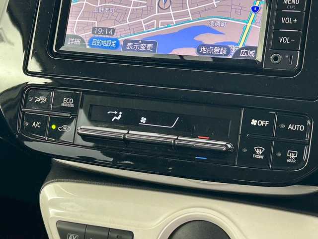 トヨタ プリウス S 福井県 2018(平30)年 6.7万km アティチュードブラックマイカ 純正ナビ　/Bluetooth/フルセグTV/Clazzio黒革調シートカバー/前方ドライブレコーダー/トヨタセーフティセンス　/アダプティブクルーズコントロール　/バックカメラ　/ビルトインETC /オートライト　/前後コーナーセンサー/純正フロアマット/純正フォグ/禁煙車