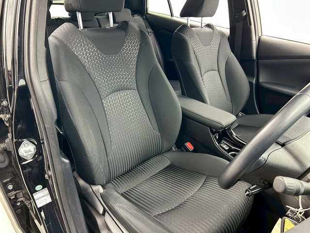 トヨタ プリウス S 福井県 2018(平30)年 6.7万km アティチュードブラックマイカ 純正ナビ　/Bluetooth/フルセグTV/Clazzio黒革調シートカバー/前方ドライブレコーダー/トヨタセーフティセンス　/アダプティブクルーズコントロール　/バックカメラ　/ビルトインETC /オートライト　/前後コーナーセンサー/純正フロアマット/純正フォグ/禁煙車