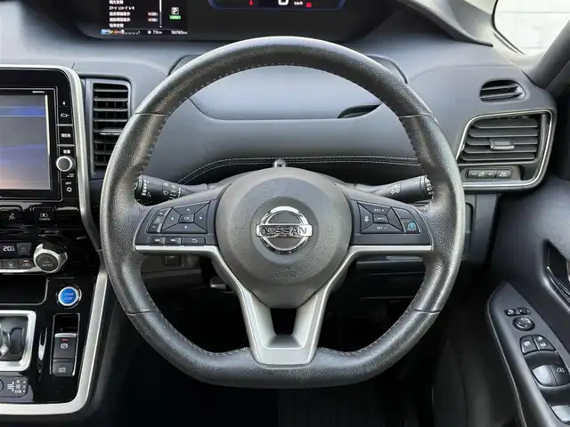 日産 セレナ e－パワー ハイウェイスター V 福岡県 2019(平31)年 5.7万km ダイヤモンドブラック 純正9型SDナビ(フルセグTV/CD/DVD/BT)アラウンドビューモニターフリップダウンモニタープロパイロットエマージェンシーブレーキコーナーセンサー両側パワスラドラレコETCデジタルインナーミラーシートヒーターハンドルヒーターUSBポートレザー調シートカバー純正LEDヘッドライト純正フロアマット純正15インチアルミホイール