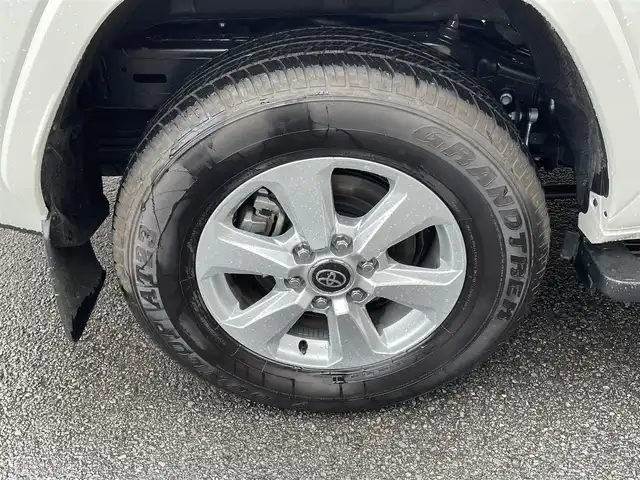トヨタ ランドクルーザー AX 静岡県 2024(令6)年 0.3万km ホワイトパールクリスタルシャイン ワンオーナー/サンルーフ/純正ナビ/フルセグTV/DVD/CD/SD/BT/全方位カメラ/黒革調シートカバー/プリクラッシュセーフティ/レーンキープアシスト/オートハイビーム/レーダークルーズコントロール/ブラインドスポットモニター/クリアランスソナー/AC100V電源/ビルトインETC2.0/運転席パワーシート/LEDヘッドライト/LEDフォグライト/スマートキー×2/保証書/取扱説明書/ナビ取扱説明書