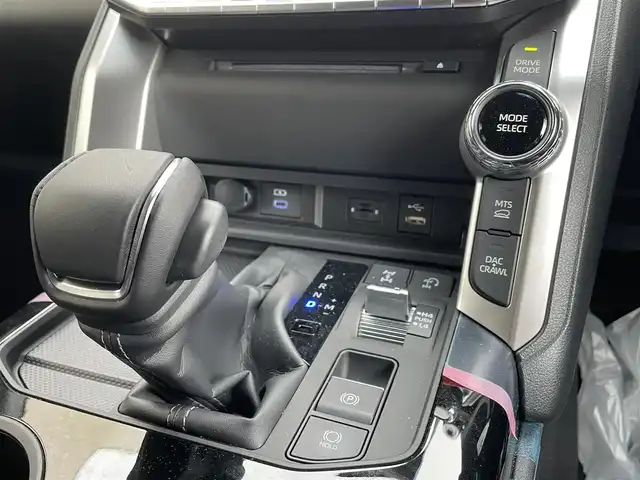 トヨタ ランドクルーザー AX 静岡県 2024(令6)年 0.3万km ホワイトパールクリスタルシャイン ワンオーナー/サンルーフ/純正ナビ/フルセグTV/DVD/CD/SD/BT/全方位カメラ/黒革調シートカバー/プリクラッシュセーフティ/レーンキープアシスト/オートハイビーム/レーダークルーズコントロール/ブラインドスポットモニター/クリアランスソナー/AC100V電源/ビルトインETC2.0/運転席パワーシート/LEDヘッドライト/LEDフォグライト/スマートキー×2/保証書/取扱説明書/ナビ取扱説明書