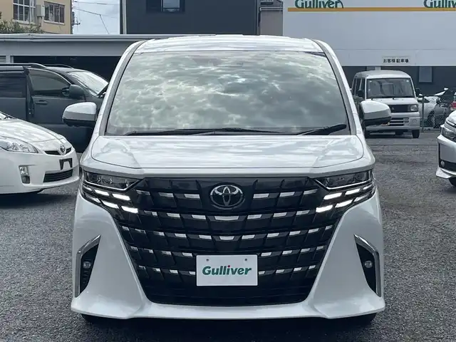 トヨタ アルファードハイブリット Z 埼玉県 2024(令6)年 1万km プラチナホワイトパールマイカ ワンオーナー/左右独立ムーンルーフ/レザーシート/前席２列目エアシート＆シートヒーター/Ｄ席メモリー付前席２列目パワーシート/純正メモリナビ＆フルセグＴＶ/（ＵＳＢ＆ＢＴ）/全方位モニター/ビルトインＥＴＣ（２．０）/デジタルインナーミラー/Ｔｏｙｏｔａ　Ｓａｆｅｔｙ　Ｓｅｎｓｅ/・ＡＨＳ/・ＰＣＳ/・ＬＴＡ/・ＬＤＡ/・ＬＣＡ/・ＦＣＴＡ/・ＰＤＡ/・発進遅れ告知機能/・ＲＳＡ/・レーダークルーズコントロール/・ドライバー異常時対応システム/・ドライバーモニター/ＲＣＴＡ/ＰＫＳＢ/ＢＭＳ/クリアランスソナー/置くだけ充電/安心降車アシスト/両側パワースライドドア/ステアリングヒーター/ウッドコンビステアリング/ステアリングリモコン/電動パーキングブレーキ/オートホールド/パワーバックドア/純正１８inアルミホイール/（スタッドレスタイヤ積込）/オートライト/ＬＥＤライト/フォグランプ/電動格納ミラー/スマートキー/プッシュスタート/Ｗ＆サイド＆カーテンエアバッグ/続きは検査員入力