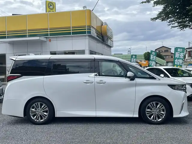 トヨタ アルファードハイブリット Z 埼玉県 2024(令6)年 1万km プラチナホワイトパールマイカ ワンオーナー/左右独立ムーンルーフ/レザーシート/前席２列目エアシート＆シートヒーター/Ｄ席メモリー付前席２列目パワーシート/純正メモリナビ＆フルセグＴＶ/（ＵＳＢ＆ＢＴ）/全方位モニター/ビルトインＥＴＣ（２．０）/デジタルインナーミラー/Ｔｏｙｏｔａ　Ｓａｆｅｔｙ　Ｓｅｎｓｅ/・ＡＨＳ/・ＰＣＳ/・ＬＴＡ/・ＬＤＡ/・ＬＣＡ/・ＦＣＴＡ/・ＰＤＡ/・発進遅れ告知機能/・ＲＳＡ/・レーダークルーズコントロール/・ドライバー異常時対応システム/・ドライバーモニター/ＲＣＴＡ/ＰＫＳＢ/ＢＭＳ/クリアランスソナー/置くだけ充電/安心降車アシスト/両側パワースライドドア/ステアリングヒーター/ウッドコンビステアリング/ステアリングリモコン/電動パーキングブレーキ/オートホールド/パワーバックドア/純正１８inアルミホイール/（スタッドレスタイヤ積込）/オートライト/ＬＥＤライト/フォグランプ/電動格納ミラー/スマートキー/プッシュスタート/Ｗ＆サイド＆カーテンエアバッグ/続きは検査員入力