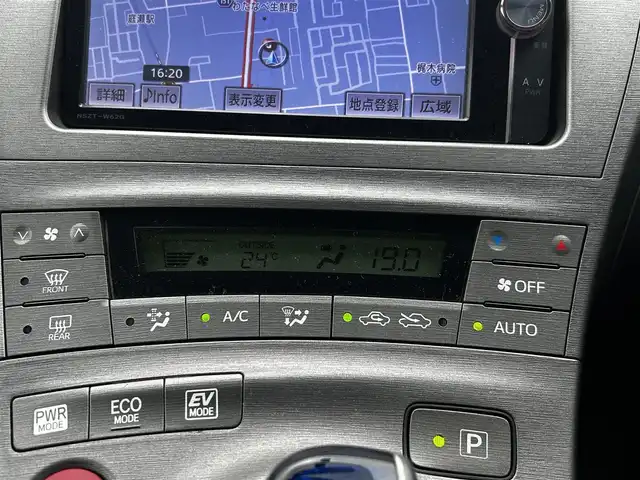 トヨタ プリウス S 鹿児島県 2014(平26)年 5.8万km ホワイトパールクリスタルシャイン DOPナビ　NSZT-W62G/AM/FM/CD/DVD/フルセグTV/BT/オートエアコン/電動格納ミラー/ETC/ステアリングスイッチ/走行モード/リアカメラ/バイキセノン/フォグライト/トノカバー