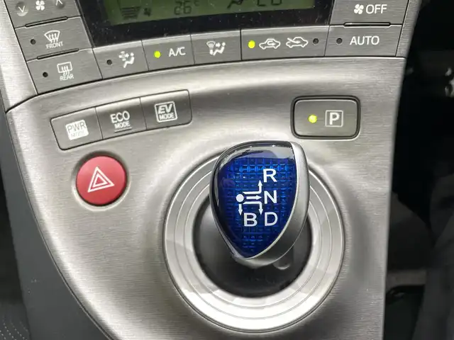 トヨタ プリウス S 鹿児島県 2014(平26)年 5.8万km ホワイトパールクリスタルシャイン 純正ナビ(NSZT-W62G)/(AM/FM/CD/DVD/フルセグTV/BT)/オートエアコン/電動格納ミラー/ETC/ステアリングスイッチ/バックカメラ/バイキセノン/フォグライト/トノカバー