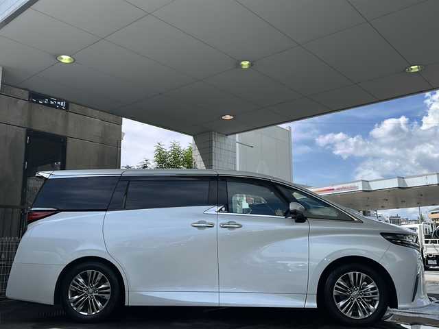 トヨタ アルファードハイブリット Z 京都府 2023(令5)年 1.5万km プラチナホワイトパールマイカ 純正ディスプレイオーディオナビ/フルセグTV/Bluetooth/Miracast/HDMI/FM/AM/全方位カメラ/ツインムーンルーフ/3眼LEDヘッドライト/後席用パワーサンシェード/両側パワースライドドア/パワーバックドア/運転席ポジションメモリー/全席パワーシート/全席シートヒーター/全席エアーシート/ステアリングヒーター/ステアリングスイッチ/前後ドラレコ/ビルトインETC2.0/純正フロアマット/純正ドアバイザー/電格ウィンカーミラー/トヨタセーフティセンス/BSM/置くだけ充電/禁煙車