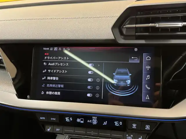 アウディ アウディ Ｓ３ スポーツバック 群馬県 2021(令3)年 6万km グレイシアホワイトメタリック アウディドライバーアシスト/・アダプティブドライブアシスト/・接近警告/・レーン逸脱警告/・パーキングアシスト/アウディプレセンス/・サイドアシスト/サンルーフ/ハーフレザー/シートヒーター/メモリ付きパワーシート/純正ナビ/  　フルセグ/　　BT/AppleCarPlay/AndroidAiuto/バックカメラ/純正ドラレコ/LEDヘッドライト/シーケンシャルウィンカー/純正19インチAW/ステアリングスイッチ/パドルシフト/アイドリングストップ/電子パーキング/置くだけ充電/ETC