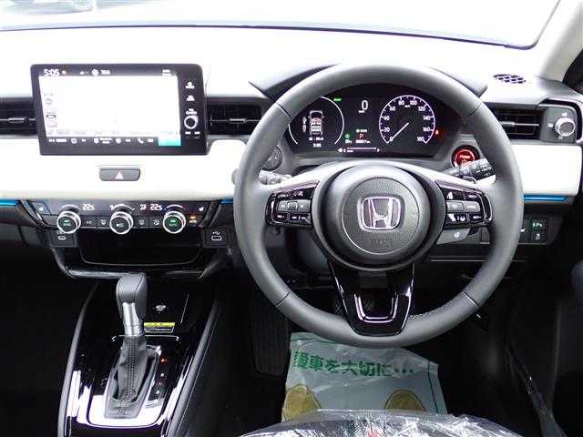 ホンダ ヴェゼル ハイブリッド e:HEV Z PLaYパッケージ 千葉県 2025(令7)年 0.1千km プレミアムサンライトホワイトパール 【登録済未使用車】/【プレミアムサンライトホワイトP/ブラック】/Honda CONNECTディスプレー（9インチ）/（ナビ/フルセグTV/USB/BT)/バックカメラ/ETC2.0/Honda SENSING/ハンズフリーパワーテールゲート/ワイヤレス充電器/ブラインドスポットインフォメーション/純正18インチAW/コンビシート（ファブリック/プライムスムース）/LEDシーケンシャルターンシグナルランプ/プッシュスタート/スマートキー/LEDヘッドライト/フォグランプ/LEDルームランプ/保証書/取扱説明書/
